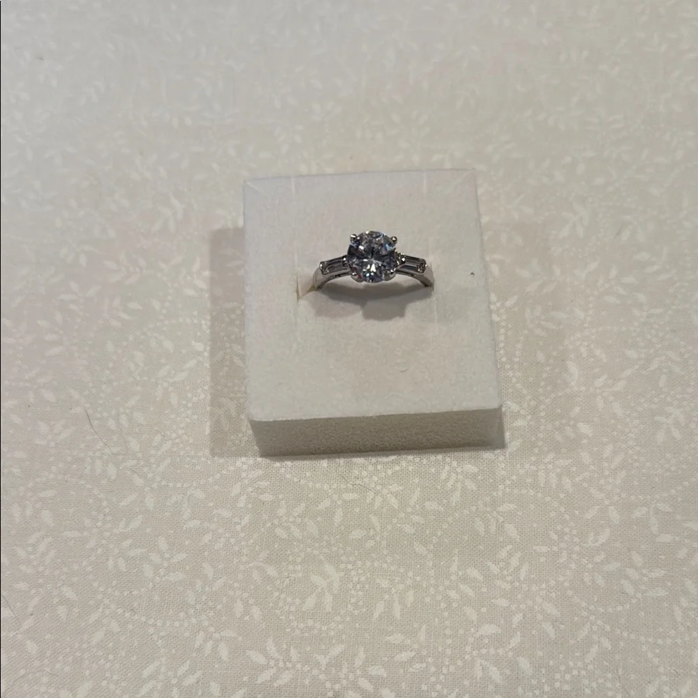 Classic Silver and White Ring with Simple‎ Design